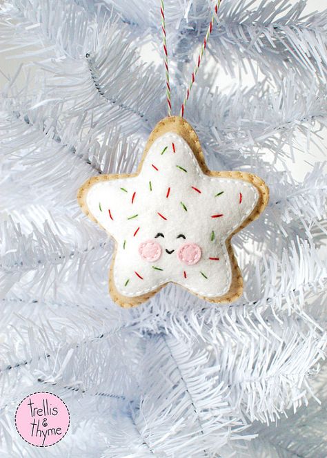 Felt Cookies, Felt Ornaments Patterns, Baby Mobil, Softie Pattern, Christmas Embroidery Patterns, Kawaii Christmas, Felt Christmas Decorations, Felt Ornament, Ornament Pattern