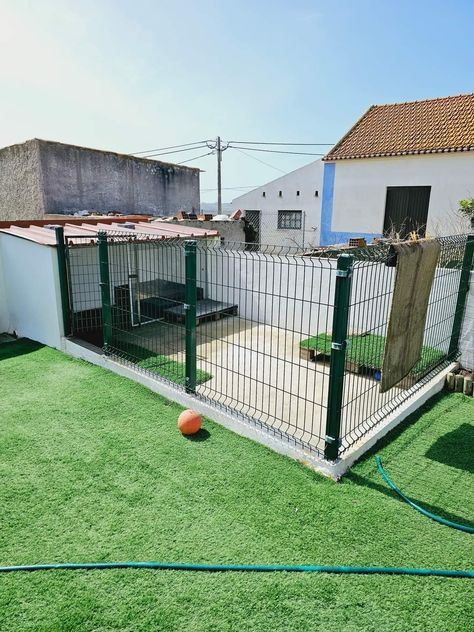 Dog Cage Outdoor, Outdoor Dog Area, Backyard Dog Area, Dog Backyard, Dog Boarding Kennels, Dog Kennel Designs, Outdoor Dog House, Dog House Plans, Dog Yard