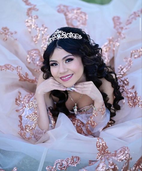 Quincenera Poses Photo Shoots Picture Ideas, Photo Shoot Quinceanera, Quince Studio Photoshoot, Quince Group Photos, Quince Photoshoot Ideas Photography, Indoor Quinceanera Photography, Quincera Photo Ideas, Quinceanera Poses Photo Shoots Ideas, Quencinera Photoshoot