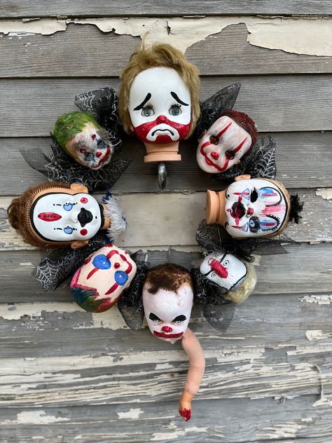 Creepy clown for Halloween decor. Inside use only Scary Dolls Diy Halloween Decorations, Clown Props Diy, Halloween Doll Head Ideas, Clown Wreath, Circus Halloween Decorations, Creepy Clown Dolls Diy, Doll Head Crafts, Creepy Dolls Diy, Halloween Doll Display