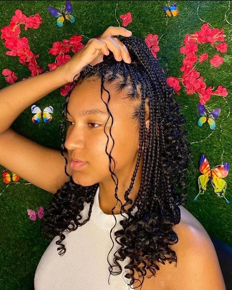 Small Knotless Box Braids With Curls Bob, Short Box Braids Hairstyles With Curls, Short Small Knotless Box Braids, Short Curly Knotless, Braids With Curly Ends, Short Box Braids Hairstyles, Braids Hairstyles For Black Women, Hair Braiding Styles, Big Box Braids Hairstyles