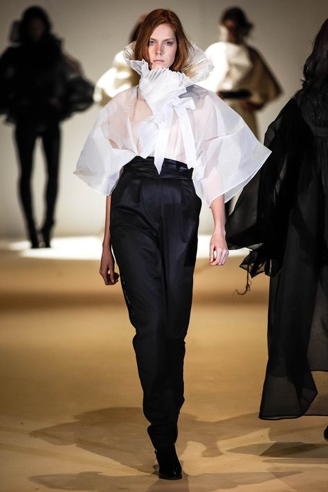 Dramatic menswear look all by Nabil Nayal. Cotton Organdie Kimono blouse with knife pleat ruffle collar. Silk cashmere dinner trouser and cummerbund. Tailoring Details, Ruffle Collar Blouse, Fashion Elements, Knife Pleat, Kimono Blouse, Mish Mash, Outfit Chic, Ruffle Collar, Collar Blouse