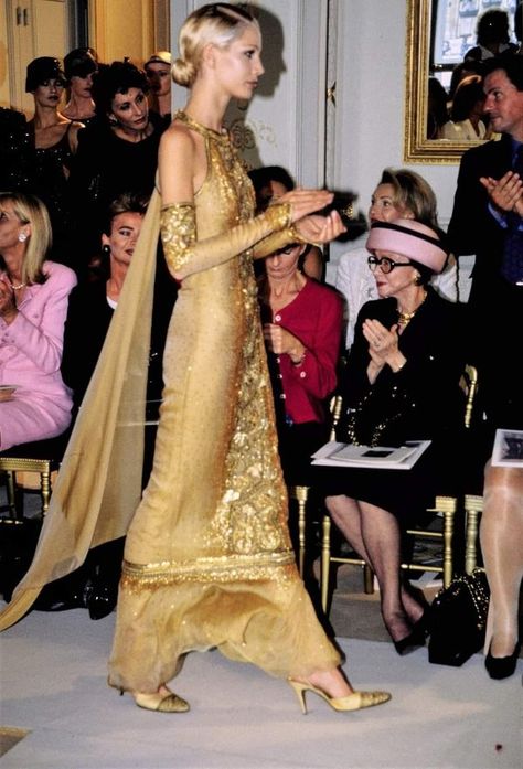 Coco Chanel | Facebook Dune Style, Archival Fashion, Runway Clothes, Runway Design, Kirsty Hume, Haute Couture Runway, Fashion 1990s, Runway Gowns, Chanel Runway