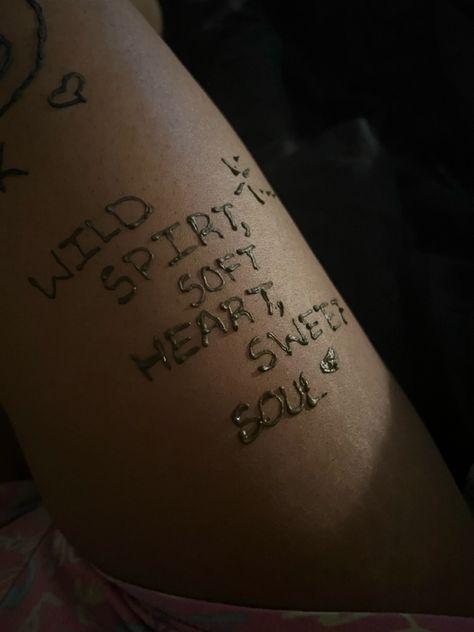 Word Henna Tattoo, Henna Quotes Words Sayings, Star Tattoos Leg, Henna Words Designs, Henna Tattoo Designs On Leg, Thigh Henna Designs Simple, Henna Names Ideas, Name Henna Design, Kaws Henna Tattoo Designs