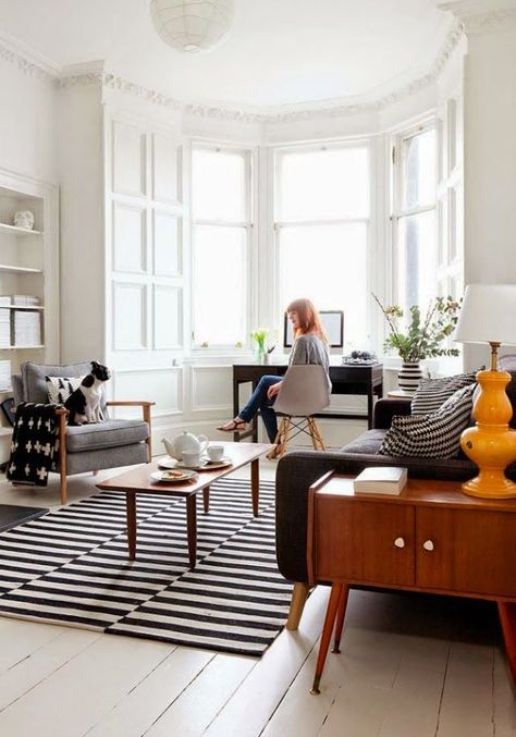 3 living rooms I love and why - Hege in France Love the architecture and the light coming in.  Also rug.... Mid Century Modern Living Room Decor, Striped Rugs, Yellow Lamp, Dandelion Yellow, Mid Century Modern Living, Bedroom Remodel, Mid Century Modern Living Room, Salon Interior Design, Living Room Decor Modern