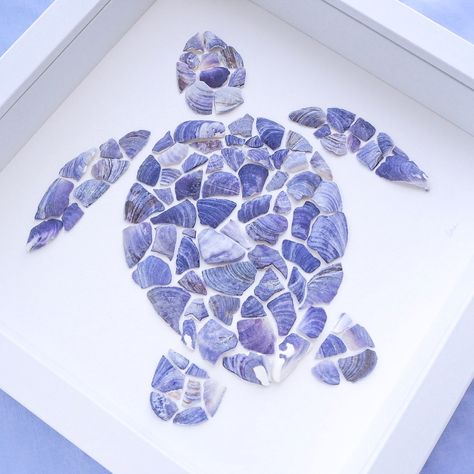 ༄ Bring the wonders of the ocean into your home with this 𝗕𝗹𝘂𝗲 𝗦𝗲𝗮𝘀𝗵𝗲𝗹𝗹 𝗧𝘂𝗿𝘁𝗹𝗲 wall art. Handcrafted with little pieces of 𝙈𝙪𝙨𝙨𝙚𝙡 𝙎𝙝𝙚𝙡𝙡𝙨, found by me on the beach of Portugal.𓆉 Handcrafted with meticulous precision using little pieces of 𝙈𝙪𝙨𝙨𝙚𝙡 𝙎𝙝𝙚𝙡𝙡𝙨. Each shell carries the essence of the ocean, infusing your space with its soothing energy. 🌊 Set in a 25 x 25 x 4.5 cm white box and glass fronted frame, ready to hang or be displayed. Whether it’s for your living room, bedroom, or beach-the... Shell Art Turtle, Turtle Shell Art, Beach Shell Crafts, Seashell Turtle, Sea Turtle Artwork, Turtle Artwork, Seashell Creations, Blue Mussel, Shell Artwork