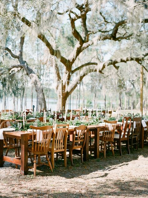 A winter wedding in southern temperatures is a pretty awesome combination: you get to use all the warm and cozy elements we love about winter, but with perfect weather! Today we are sharing a Christmas inspired wedding with evergreen garlands, brass candlesticks, and and a hot cocoa bar! It all came together to create this dreamy winter wonderland among the Florida willow trees. #ruffledblog Christmas Inspired Wedding, Small Winter Wedding, Cilantro Tacos, Lilac Wedding Bouquet, Winter Wedding Gowns, Winter Wedding Planning, Florida Gardening, Winter Wedding Decorations, Lilac Wedding