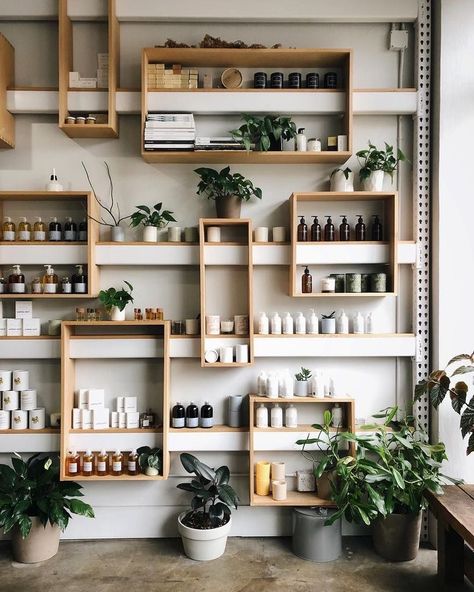 Spa Room Decor, Hair Salon Interior, Store Design Boutique, Pharmacy Design, Regal Design, Retail Shelving, Salon Interior Design, Retail Store Design, Cafe Interior Design