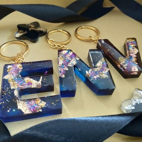 Galaxy Keychain, Resin Art Tutorial, Epoxy Crafts, Keychain Resin, Resin Crafts Tutorial, Resin Products, Galaxy Theme, Diy Resin Projects, Resin Wall Art