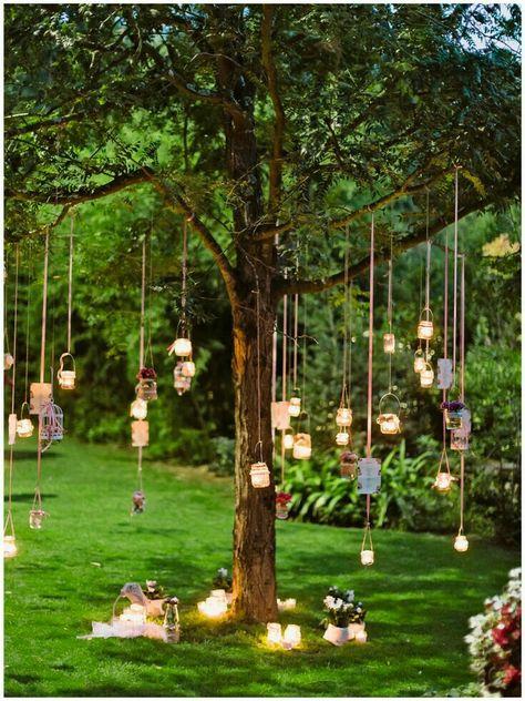 Summer Outdoor Decor, Funny Vine, Fairy Lights Wedding, Rustic Wedding Decorations, Deco Champetre, Colorful Wedding Flowers, Summer Party Decorations, Outdoor Party Decorations, Backyard Lighting