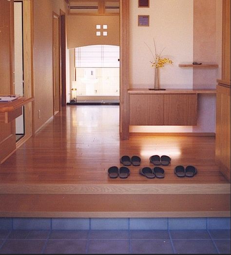 Japanese Genkan, Genkan Entrance, Minka House, Minimalist Interior Living Room, Japanese Style House, Asian Homes, Minimalist Home Interior, Asian Home Decor, Minimalist House Design