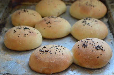 Aquafaba Buns Boca Burger, Aquafaba Recipes, Vegan Bread Recipe, Homemade Beans, Black Bean Burger, Homemade Buns, Gluten Free Buns, Bean Burger, Vegan Bread