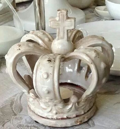 Clay Crown, Shabby Chic Cottage Farmhouse, Crown Candle Holder, Moody Decor, Royal Crowns, Crown Design, Ap Art, Molding Clay, Shabby Chic Cottage