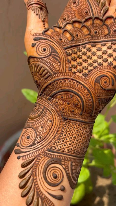 Mehandi Designs For Palm Unique, Mehndi Palm, Easy Mehendi, Palm Henna, Easy Mehndi Design, Bridal Mehndi Design, Front Mehndi Design, Pretty Henna, Heena Design