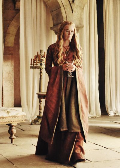 season 4 cersei lannister ♡ Lannister Dress, Queen Cersei Lannister, Game Of Thrones Dresses, Cercei Lannister, Game Of Thrones Cersei, Queen Cersei, Game Of Thrones Outfits, Cersei And Jaime, Game Of Thrones Episodes