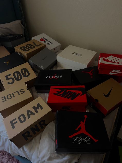 Nike Boxes, Shoe Boxes Aesthetic, Nike Shoe Boxes, Sneakers In Box, Sneaker Reselling, Footlocker Aesthetic, Sneaker Collection Aesthetic, Shoes Boxes, Sneaker Head Aesthetic