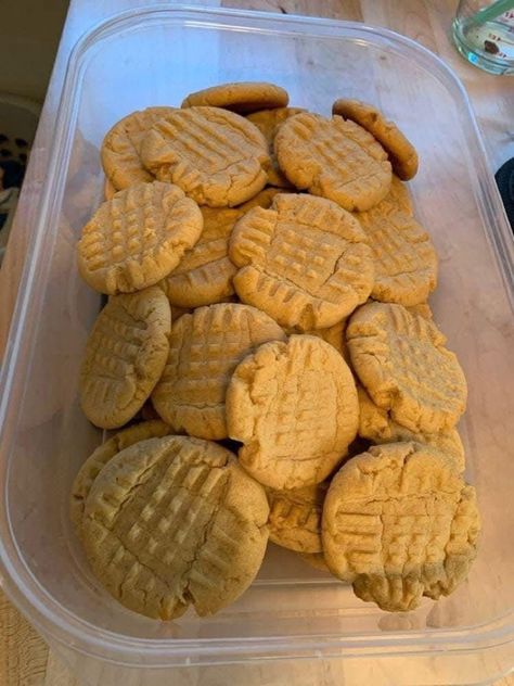 Quick & Easy 3-Ingredient Peanut Butter Cookies Golden Oreo Recipes, Ww Calculator, Diet Deserts, Nashville Christmas, Easy Healthy Dessert Recipes, Buckeyes Recipe, Weight Watcher Desserts, Keto Peanut Butter Cookies, Golden Oreo