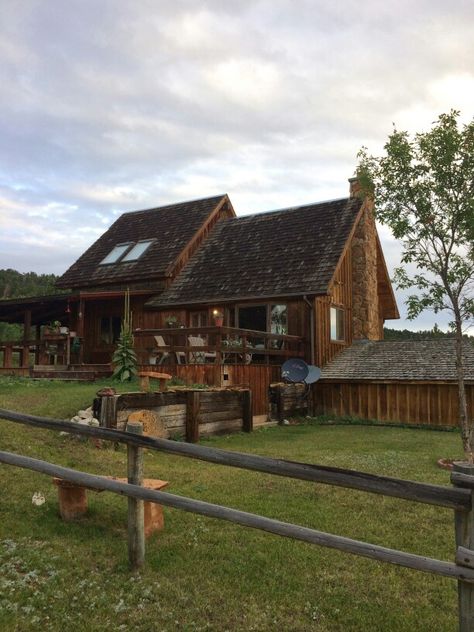 Shed House Aesthetic, Cottagecore Ranch House, Wyoming Aesthetic House, Wood Ranch House, Mountains House Aesthetic, Wooden Ranch House, Cute Rustic House Exterior, Ranch House Astethic, Aesthetic Ranch House