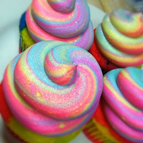 Tie Dye Cupcakes, Swirl Cupcakes, Fun Cupcake Recipes, Trolls Birthday Party, Colorful Cupcakes, Salty Cake, Rainbow Cupcakes, Unicorn Cupcakes, Marshmallow Creme