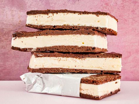 Frozen Things, Vegetarian Sandwiches, Espresso Ice Cream, Vanilla Ice Cream Sandwich, Ice Cream Sandwiches Recipe, Vanilla Wafer, Homemade Vanilla Ice Cream, Smooth Cake, Sandwich Cake