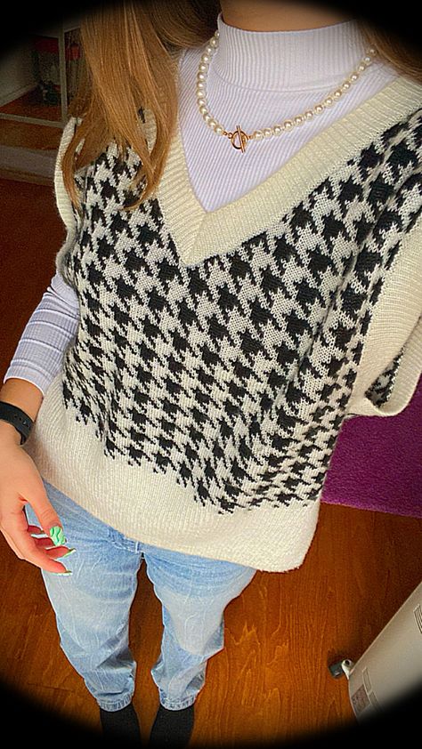 Turtle Neck With Sweater Vest, Turtle Neck And Vest Outfit, Turtle Neck With Sweater, Sweater Vest Outfit Aesthetic, Vest Outfits Aesthetic, Sweater Vest Outfit Women, Vest Outfit Women, Office Fits, Vest Outfits For Women