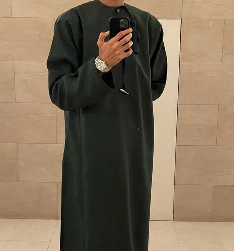 Islam Man Aesthetic, Arab Clothing Men, Islamic Outfits Men, Men Thobe Aesthetic, Muslim Men Outfit, Arab Men Outfit, Masculine Men Aesthetic, Muslim Men Aesthetic, Muslim Man Aesthetic