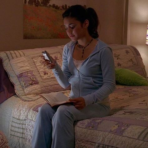 Highschool Musical Outfits, Vanessa Hudgens Body, 2000's Aesthetic, Gabriella Montez, Highschool Musical, 2000s Outfits, Person Sitting, Movies Outfit, Fashion Tv