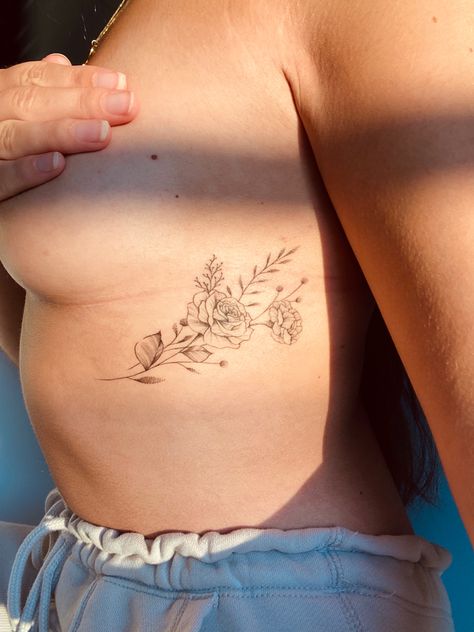 Flower Rip Tattoo, Carnation Tattoo On Ribs, Rib Rose Tattoo, Rose Tattoos Ribs, Carnation Back Tattoo, Carnation And Rose Tattoo, Fine Line Flower Rib Tattoo, Rib Cage Flower Tattoo, Rippen Tattoo Frau