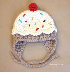 Repeat Crafter Me: Crochet Cupcake Hat Pattern. Free crochet pattern. love this! Great tutorial! Leslie...it's FREE Crochet Cupcake Hat, Cupcake Crochet, Pola Topi, Cupcake Hats, Crochet Cupcake, Repeat Crafter Me, Crochet Baby Beanie, Crochet Kids Hats, Confection Au Crochet