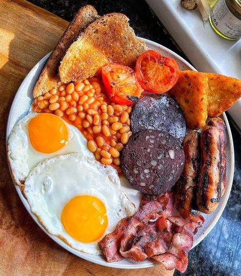 English Fry Up Breakfast, English Fry Up, Kingdom Of Fire, British Food Traditional, British Foods, London Brighton, Baking Recipes Desserts, Big Breakfast, Bacon Breakfast