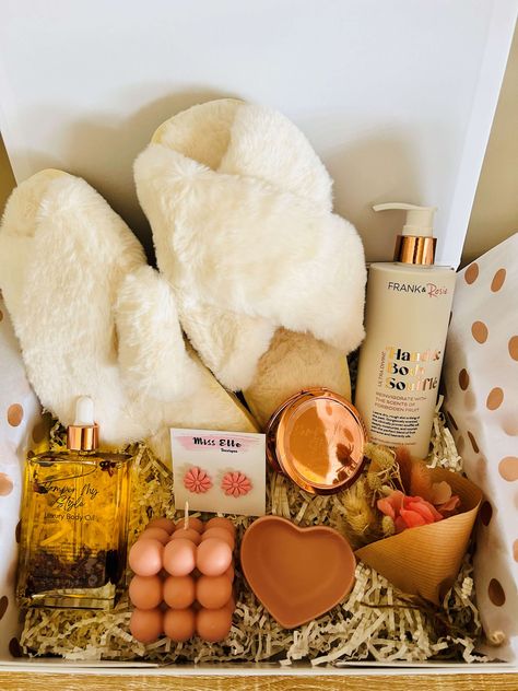 Luxury Self Care Gift Box for Her #giftboxesaustralia #sydneybusinesswomen #wollongonggifts #affordablegifthampers #luxurygifts #pamperhampers #sydneybusiness #sydneygiftboxes #gifthamperssydney #womeninbusiness Self Care Hamper Gift Ideas, Self Care Hamper Ideas, Christmas Self Care Gift Ideas, Comfort Gift Basket Ideas, Bridesmaids Box Ideas, Self Care Box Ideas Gift, Gift Hamper Ideas For Her, Cute Hampers, Birthday Gift Box Ideas