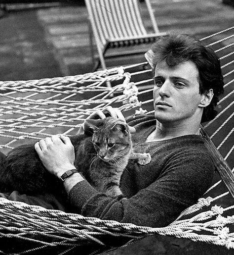 Desperately Seeking Susan, Celebrities With Cats, Aidan Quinn, Men With Cats, Cat Vintage, Cat Spray, Cat People, Cat Person, Vintage Photo