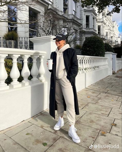 Winter Outfits Sporty, Airport Outfit Winter, Black Coat Outfit, York Outfits, Outfits New York, Ny Outfits, Stile Hijab, Jacket Outfit Women, New York Outfits