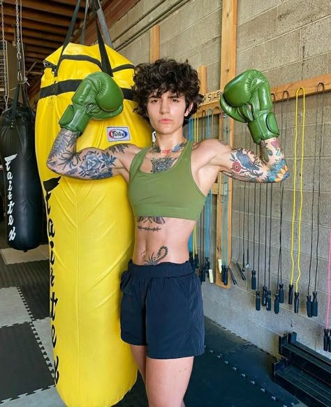 greek-american non-binary filmmaker and content creator. Short Buff Women, Muscular Masc Women, Medium Build Women, Body Types Photography, Buff Girl Aesthetic, Buff Women Reference, Muscular Girl Aesthetic, Androgeny Style, Buff Woman Reference