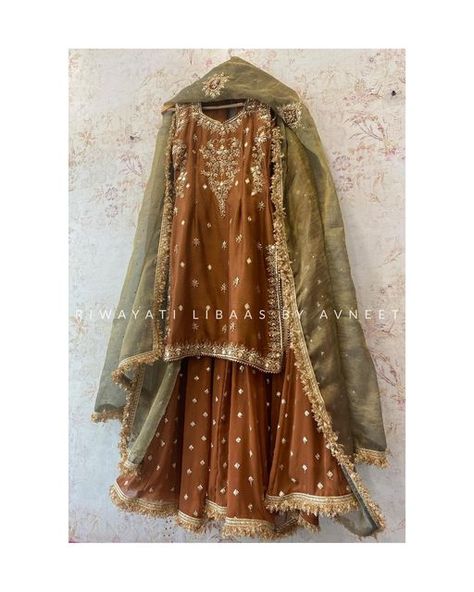 Mehndi Dress For Bride Sister, Simple Sharara, Garara Dress, Gharara Designs, Asian Wedding Dress Pakistani, Simple Dress Casual, Dress Pakistani, Long Frock Designs, Desi Outfits