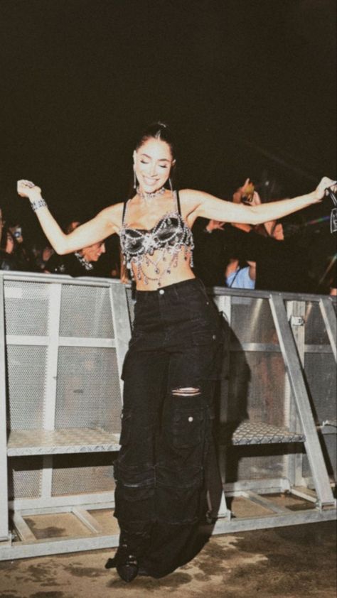 Chill Edm Concert Outfit, Acoustic Outfit Style, Concert Outfit Electronic, Pleated Skirt Festival Outfit, Night Lovell Concert Outfit, Concert Pit Outfit, Big Gigantic Concert Outfit, La La Palooza Outfits, Becky G Concert Outfits Ideas