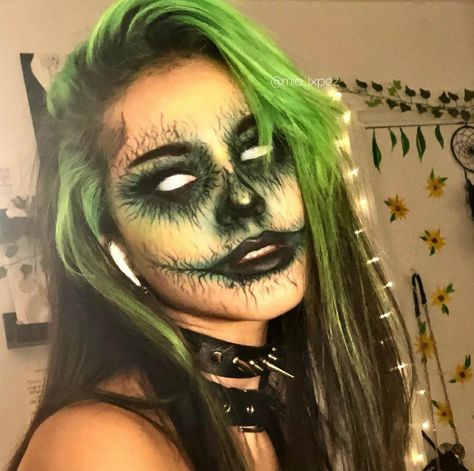 Cool Makeup Halloween, Paranormal Makeup, Halloween Costumes Green Hair, Toxic Makeup, Creature Makeup, Green Skeleton Makeup, Clown Makeup Monstra, Green Halloween Makeup, Green Witch Makeup