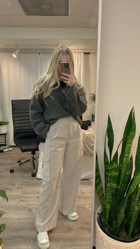 Beige Pants Outfit, Slacks Outfit, Winter Pants Outfit, Cargo Pants Outfit, Italy Outfits, Everyday Fashion Outfits, Casual Day Outfits, Looks Street Style, Easy Trendy Outfits