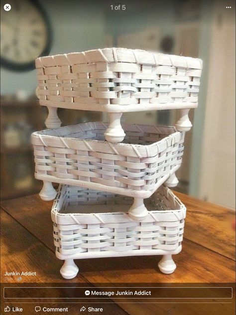 Mini Bun, Basket Makeover, Painted Baskets, Old Baskets, Amish Community, Farmhouse Crafts, Basket Uses, Shabby Look, Easter Basket Diy