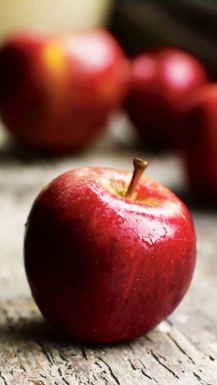 Apples Photography, Fruits Photos, Fruit Photography, Apple Fruit, Foto Art, Fruit And Veg, Red Apple, Fruits And Veggies, Still Life Photography