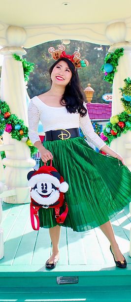 Disneybound Outfits Casual Winter, Disneybound Winter Outfits, Christmas Disney Bounding, Disneybound Christmas, Disney Christmas Dapper Day, Seven Dwarfs Disneybound, Disney Christmas Party, Disney Christmas Outfits, Outfits Athletic