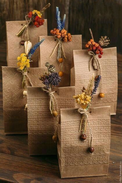 Creative Gift Packaging, Brown Paper Bags, Chic Christmas Gifts, Decorated Gift Bags, Creative Gift Wraps, Gift Wrapping Inspiration, Gifts Wrapping Diy, Unique Gift Wrapping, Creative Gift Wrapping