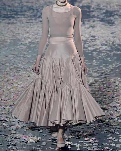 VintageCaf on Instagram: “My top pick from the #Dior spring 2019 runway. This gorgeous voluminous skirt. #swish swish” Godet Skirt, Voluminous Skirt, 2019 Runway, Fashion Model Poses, Fashion Fantasy, Christian Dior Fashion, Christian Fashion, Gowns Of Elegance, Abayas Fashion