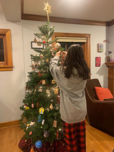 Pics With Christmas Tree, Decorating Christmas Tree Pose Reference, Decorating Christmas Tree Photoshoot, People Decorating Christmas Tree, Christmas Tree Pics, Xmas Sleepover, Christmas Tree Photos, Aesthetic Pajamas, Christmas Tree Photoshoot