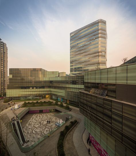 Raffles City Ningbo / SPARK, © Fernando Guerra / FG+SG Architectural Buildings, Mall Facade, Shopping Mall Design, Building Skin, Mall Design, Interesting Buildings, High Rise Building, Commercial Architecture, Building Facade