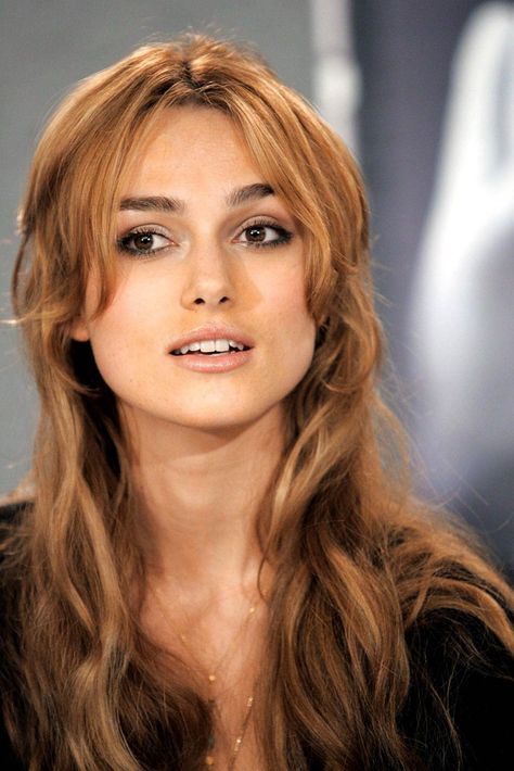 Keira Knightley in 2005. Young Kiera Knightly, Keira Knightley Pirates Of The Caribbean, Kiara Knightly, Love Actually Keira Knightley, Kira Knightly, Kira Knightley, Keira Knightley Hair, Celebrity Bobs Hairstyles, Celebrity Bobs