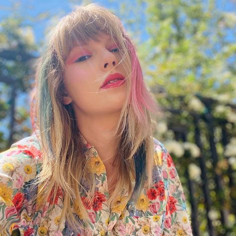 Taylor Swift Lover Era, Spring Haircuts, Miss Americana, Taylor Swift Lover, Gianmarco Lorenzi, Lover Era, Taylor Swift New, Liza Minnelli, Celebrity Lifestyle