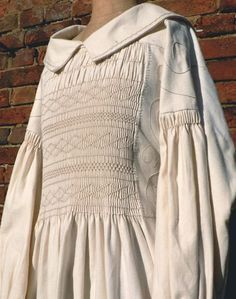 This is smocking on an old smock worn by English farmers for example. Smocking Fashion, Old Fashion Christmas, Artist Smock, Smocking Patterns, Smocked Clothes, Folk Clothing, Fashion Christmas, Heirloom Sewing, Antique Clothing