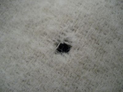 Moth Holes In Clothes, Clothing Care, Wool Scarf, Wool Sweater, Sewing Hacks, Fix It, Craft Gifts, Wool Sweaters, Diy Fashion