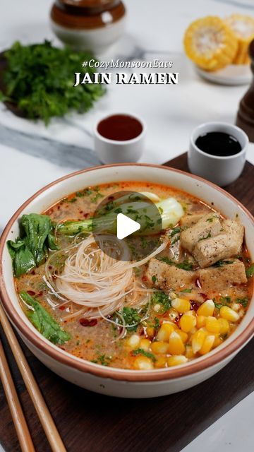 Foods For Rainy Days, Jain Food Recipe, Veggies And Noodles, Red Chilli Sauce, Noodles Asian, Jain Food, Cabbage Broccoli, Cook Tofu, Food Easy Recipes